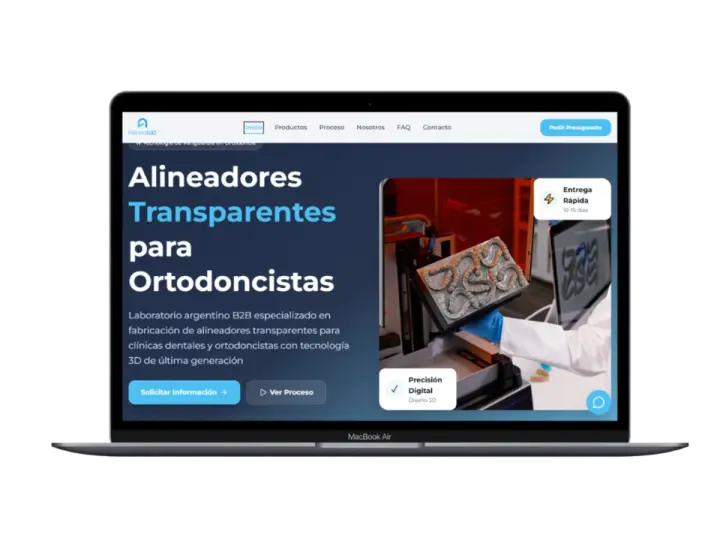 Sitio web de AlineaLab en una notebook, desarrollado a medida