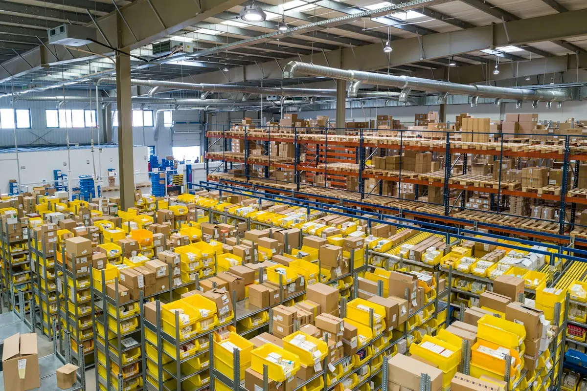 Depósito con estanterías y cajas listas para despachar