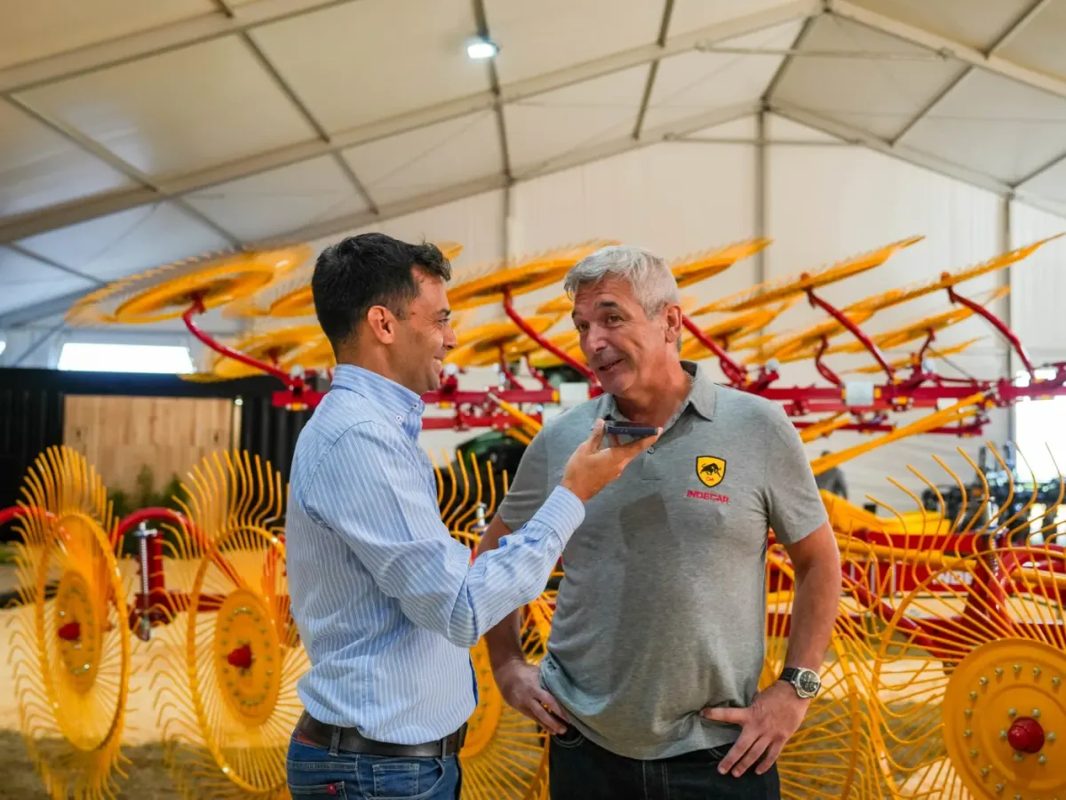 Entrevista de Los Agusti en el stand de Indecar