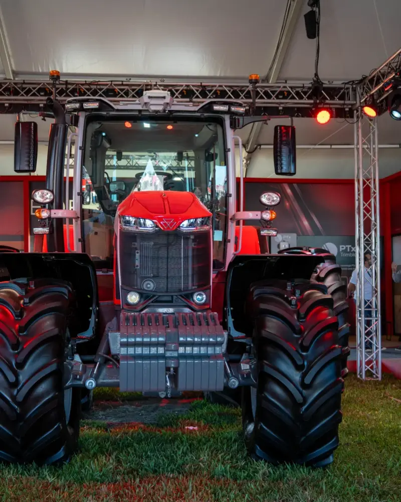 Tractor Massey Ferguson en el stand de Expoagro 2026